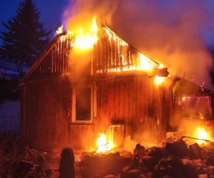 Pożar w Skarżysku-Kamiennej. Ratownicy wynieśli z domu trzy osoby, finał jest tragiczny