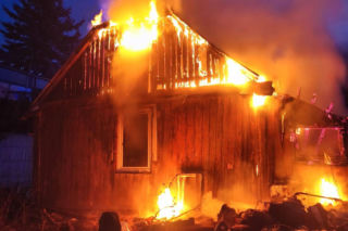 Pożar w Skarżysku-Kamiennej. Ratownicy wynieśli z domu trzy osoby, finał jest tragiczny