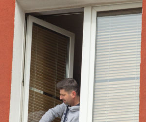 Śmiszek rządzi w domu, a Biedroń u fryzjera