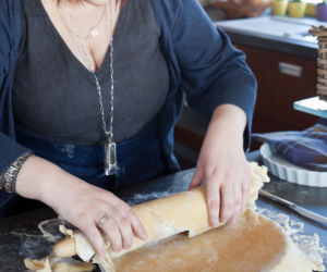 Tarta z warzywami, szynką i serem owczym