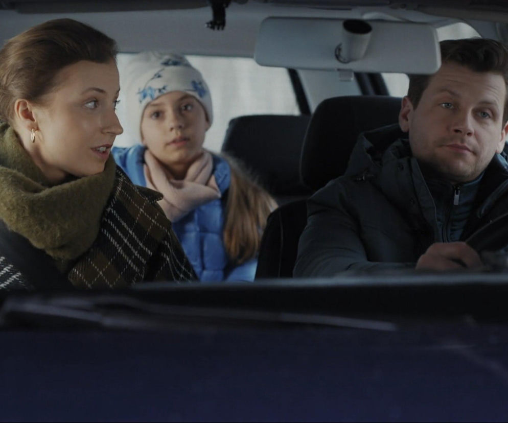 Natalka (Dominika Suchecka), Adam (Patryk Szwichtenberg) i Hania (Wiktoria Basik) w samochodzie podczas rozmowy, z widocznym niezadowoleniem na twarzy Adama. Scena z serialu M jak miłość ilustrująca problemy w związku. Więcej na ten temat na Super Seriale.