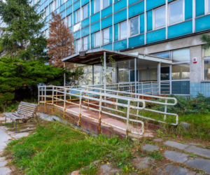 Okna groziły wypadnięciem, długopisy zamarzały. Teraz 40-letni gmach UW zniknie