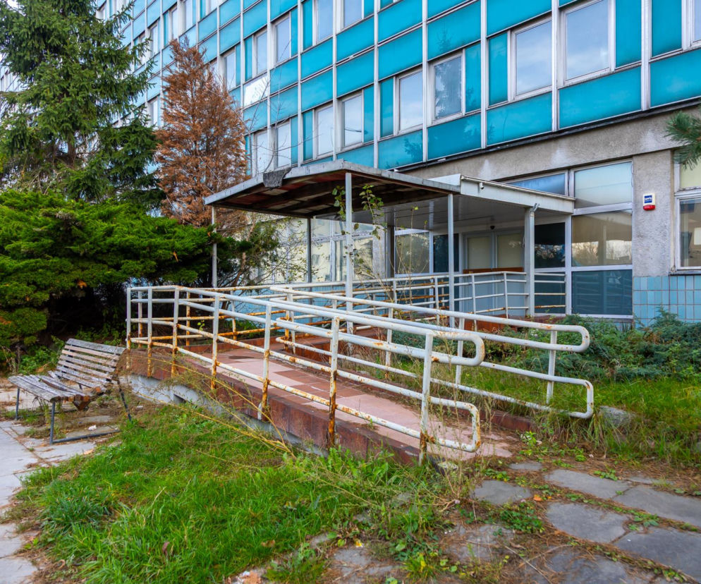 Okna groziły wypadnięciem, długopisy zamarzały. Teraz 40-letni gmach UW zniknie