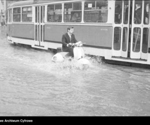 Warszawa zniknęła pod wodą! Zalane ulice i chodniki. Co tam się działo! Archiwalne zdjęcia z lat 60.