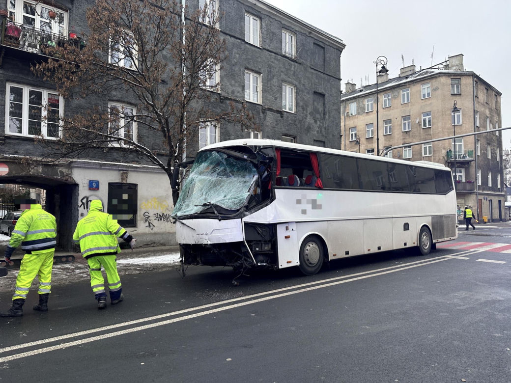 Czołowe zderzenie autokaru i autobusu miejskiego. Kabiny zmiażdżone, kierowcy w szpitalu
