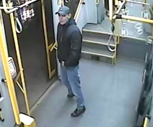 Poszukiwany męzczyzna, który napadł obcokrajowca w tramwaju
