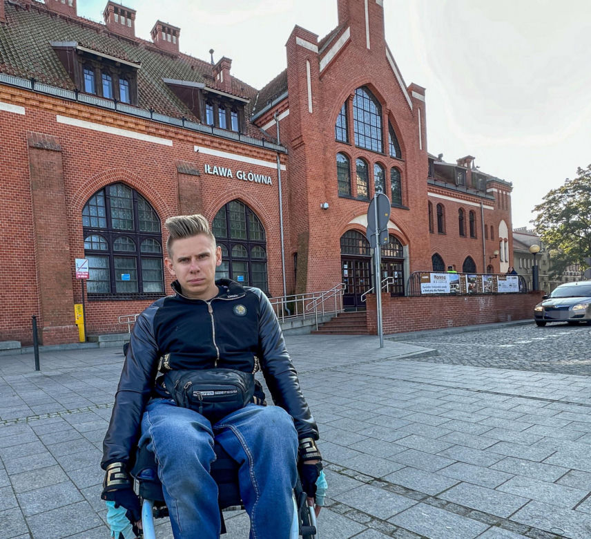Koszmar pasażerów na dworcu w Iławie. "Rodzice muszą mnie nosić"