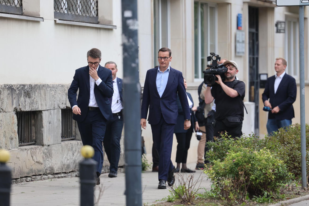 Zamiast na Nowogrodzkiej, Morawiecki i jego stronnicy spotkali się przy Konopnickiej. Były cukierki dla dziennikarzy