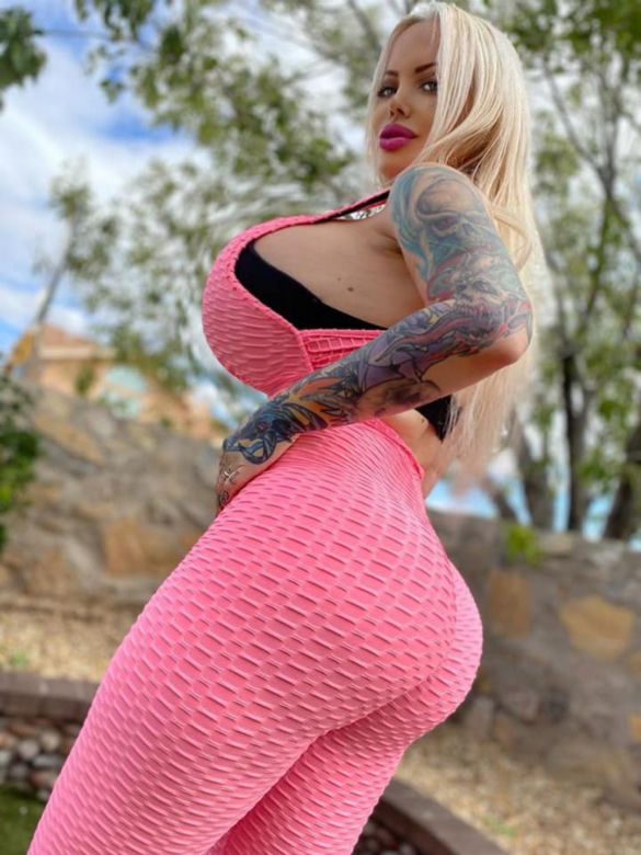 Sabrina Sabrok. Gwiazda porno założyła sektę! Uczy, jak podpisać pakt z Szatanem