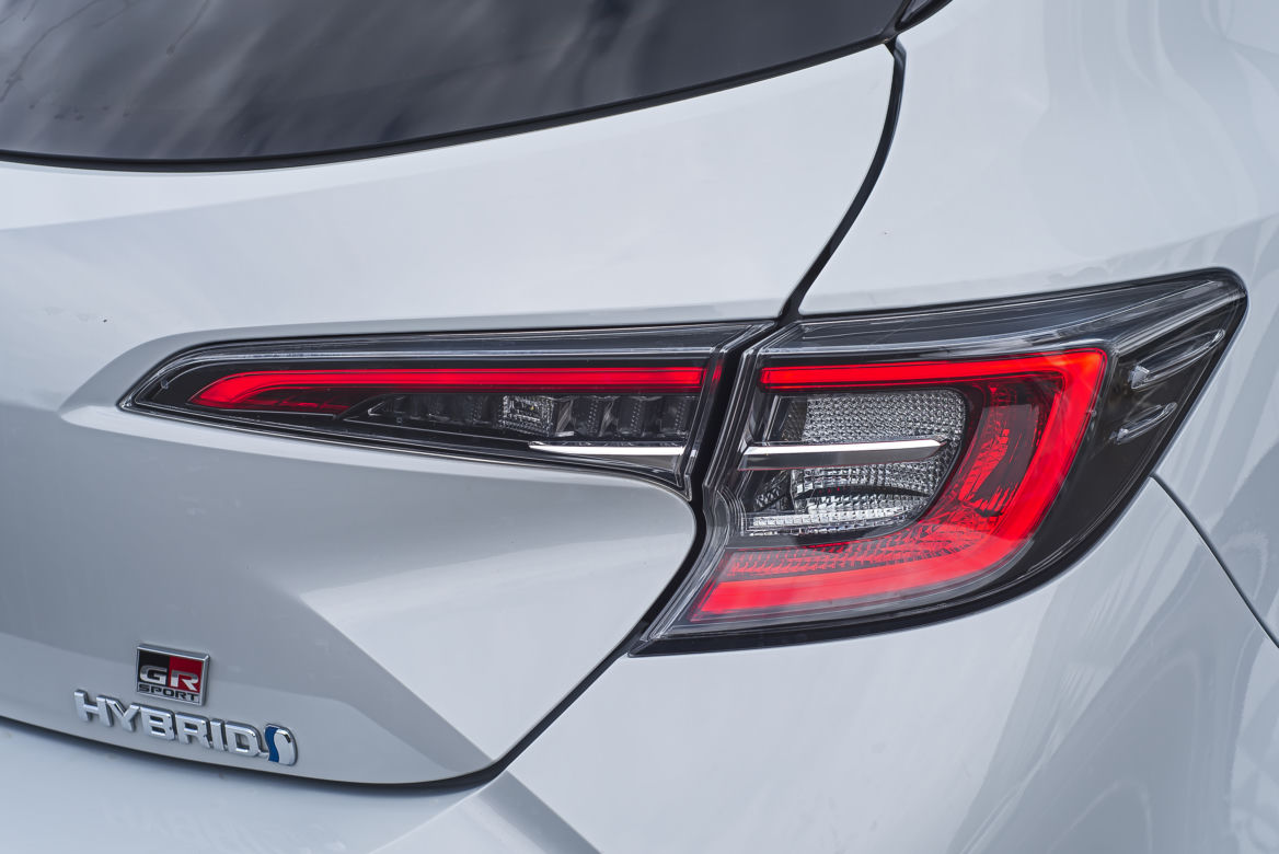 Toyota Corolla GR Sport 2.0 Hybrid Dynamic Force 184 KM e-CVT vs. Volkswagen Golf 8 1.5 eTSI 150 KM Style DSG7