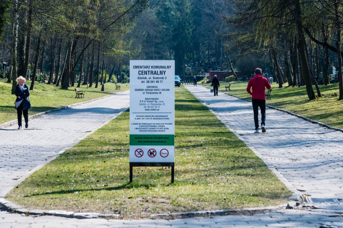 Koronawirus w Trójmieście. Zamiast po parku, plaży czy lesie ludzie spacerują po cmentarzach