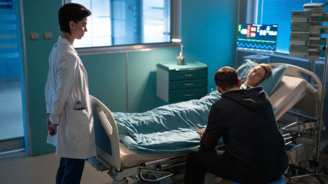 Na dobre i na złe odc. 992. Blanka (Pola Gonciarz), pacjentka Daria (Kamila Najduk) i jej mąż Rafał (Łukasz Szczepanowski)