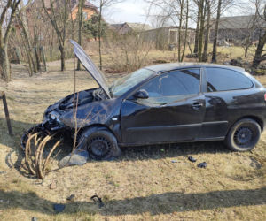 Pijany 21-latek huknął seatem czołowo w radiowóz. Dwóch policjantów trafiło do szpitala