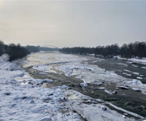 Lód jest kruchy i może się załamać. Omijajmy zamarznięte  rzeki  i jeziora!