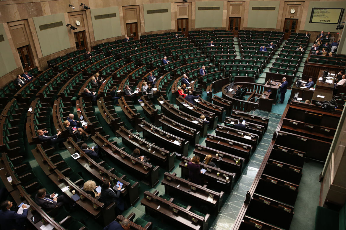 Trwa ważna debata sejmowa nad projektem ustawy budżetowej. W tle widac puste ławy sejmowe