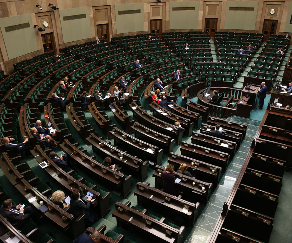 Trwa ważna debata sejmowa nad projektem ustawy budżetowej. W tle widac puste ławy sejmowe