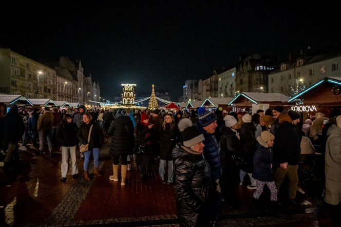 Ruszył świąteczny Jarmark w Bytomiu. Kultowy tramwaj i kaszanka wikinga