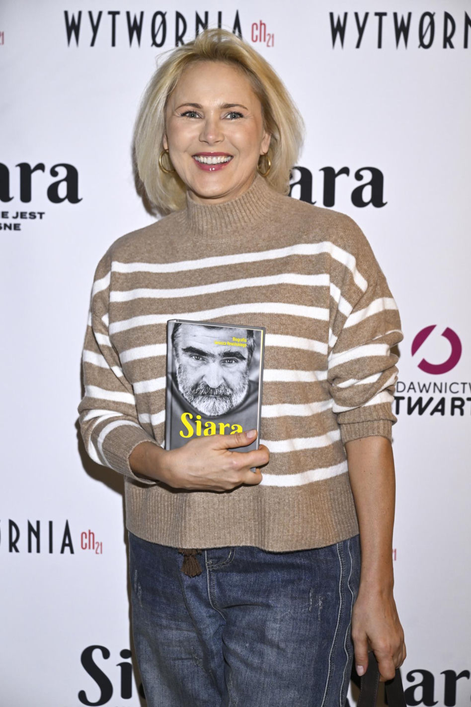Markowska przytulała męża, Ostałowska zaskoczyła sylwetką, Ścibakówna błyszczała na premierze biografii Rewińskiego