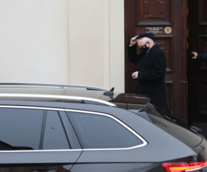Jarosław Kaczyński jak co niedziela pojechał na mszę do kościoła św. Benona