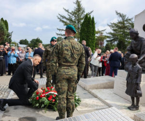 Szok po tragedii w Łodzi. Dziesięć malutkich trumienek na pogrzebie. Tego widoku nie da się wyrzucić z głowy