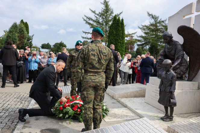 Szok po tragedii w Łodzi. Dziesięć malutkich trumienek na pogrzebie. Tego widoku nie da się wyrzucić z głowy