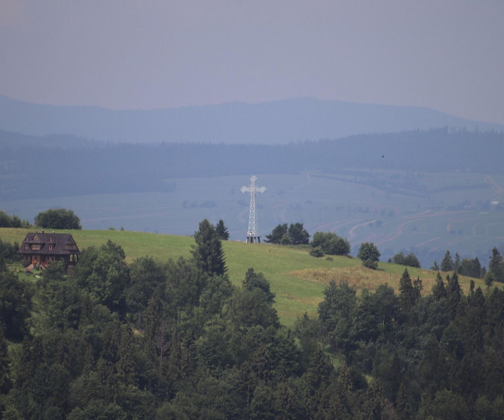 To jedna z najciekawszych wsi w Małopolsce. Jest ozdobą Podhala, a jej mieszkańcy słyną z pobożności