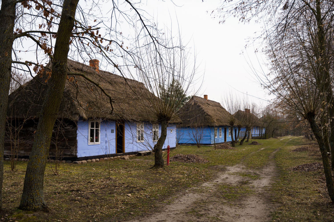Niezwykła wieś w Łódzkiem. Znajdziesz tam drewniane chaty pokryte strzechą i pierwszy na świecie most