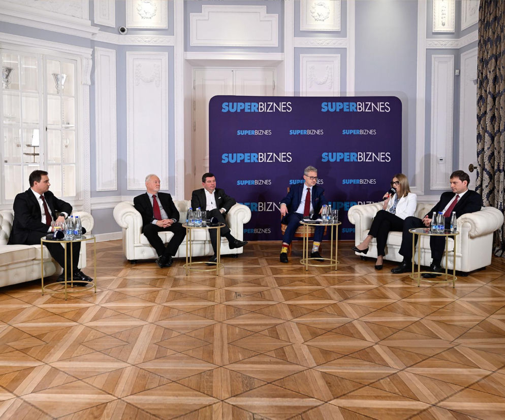 Eksperci podczas debaty o local content na tle ścianki Super Biznes. O strategii gospodarczej przeczytasz na SE Superbiz.