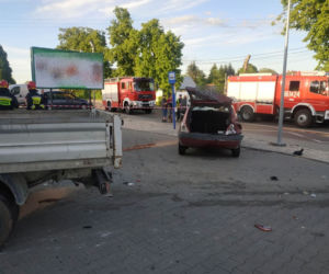 Potworny wypadek w Koszycach Wielkich. Kierowca dostawczaka zakończył jazdę na ścianie sklepu 