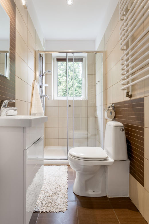 Jak urządzić małą toaletę? Bardzo małe WC w bloku - nowoczesne aranżacje
