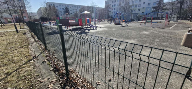 Dramatyczny wypadek na placu zabaw przy ulicy Malinowskiego w Toruniu