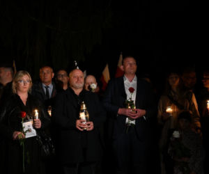 Marsz milczenia w Jarosławiu po ataku na księdza. Mieszkańcy w żałobie