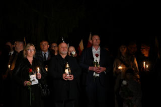 Marsz milczenia w Jarosławiu po ataku na księdza. Mieszkańcy w żałobie