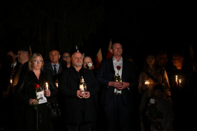 Marsz milczenia w Jarosławiu po ataku na księdza. Mieszkańcy w żałobie