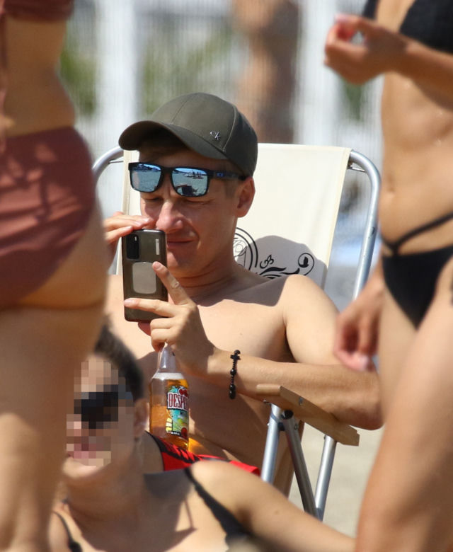 Marcin Mroczek skupia się na telefonie