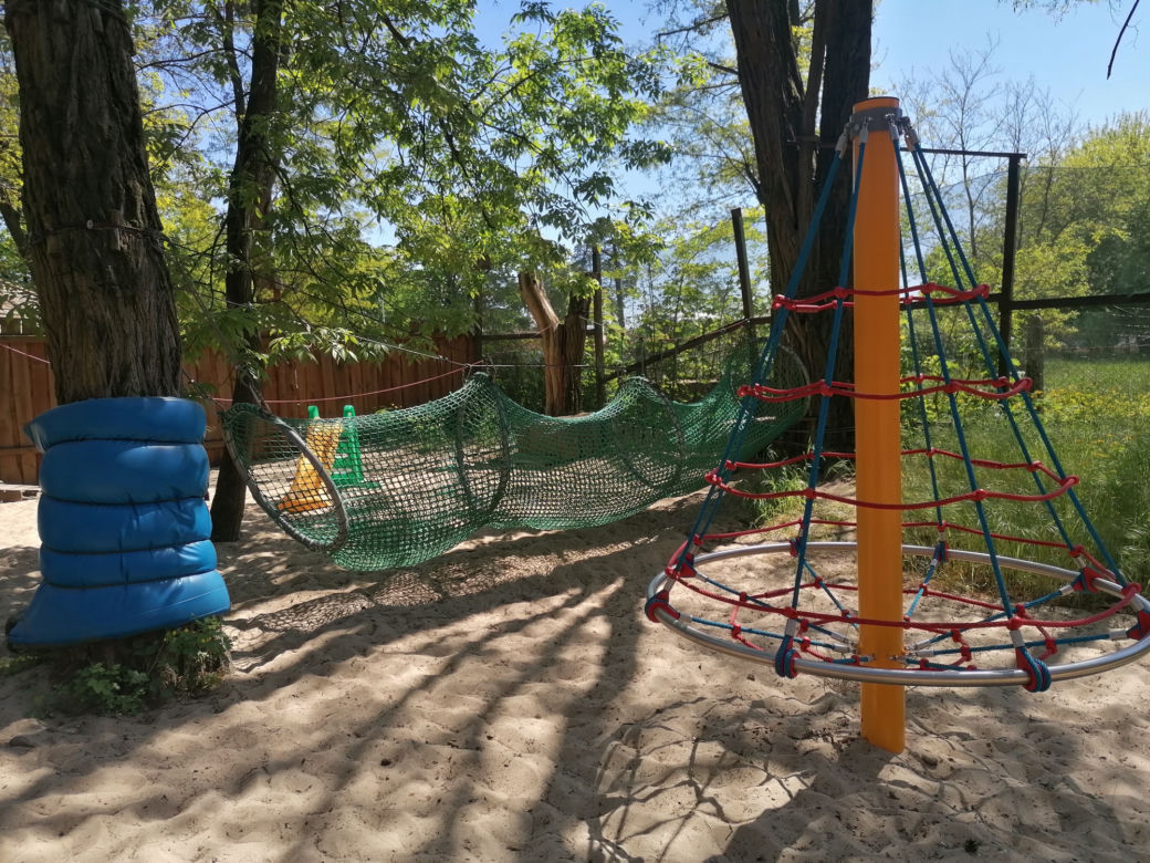 Park Dolina Wkry w Pomiechówku - spacer w koronach drzew, place zabaw, plaża