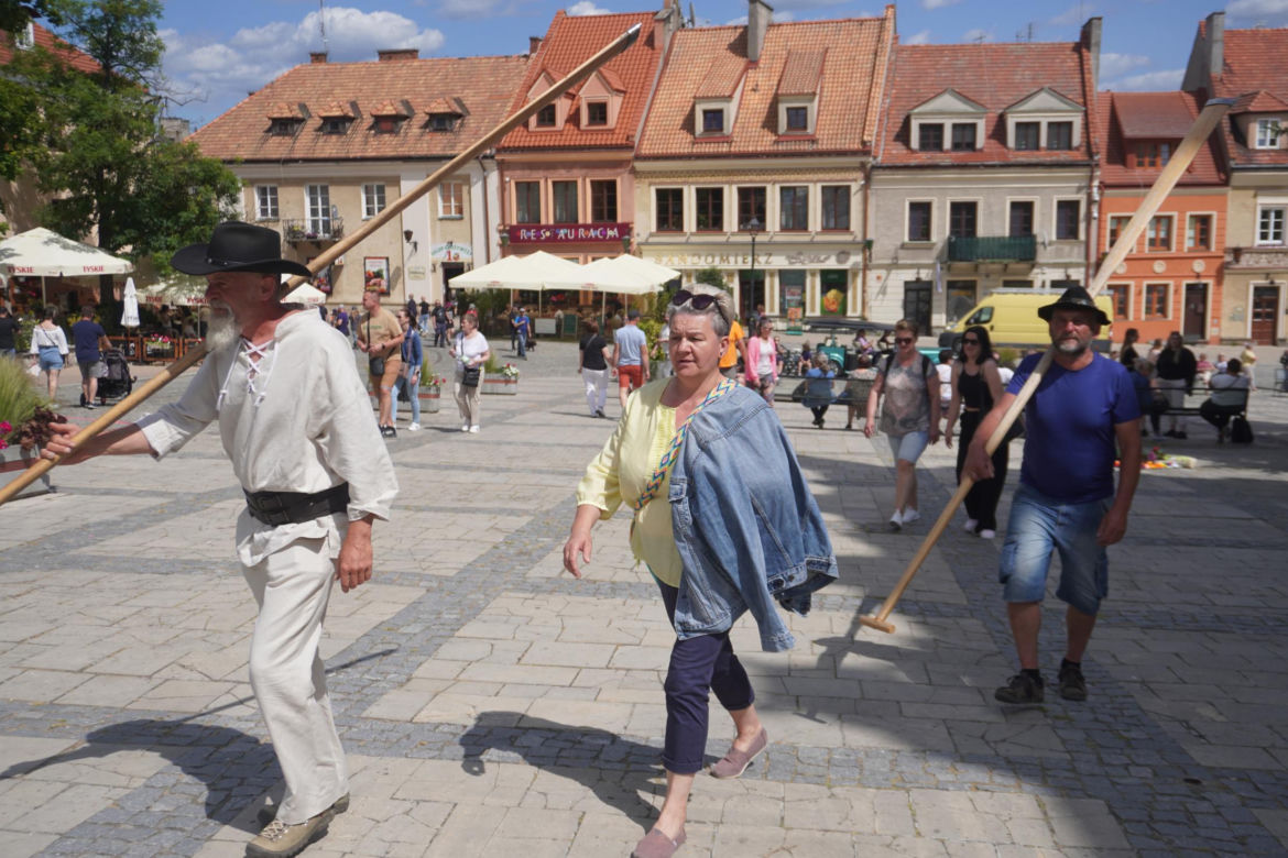 Turyści w Rynku w Sandomierzu