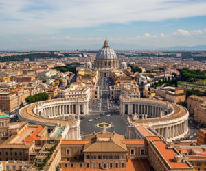 Watykan to najmniejsze państwo świata. Kto otrzymuje tam obywatelstwo?