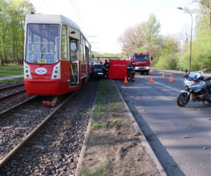 Śmiertelny wypadek, osobówka zderzyła się z tramwajem. Kobieta zmarła na miejscu