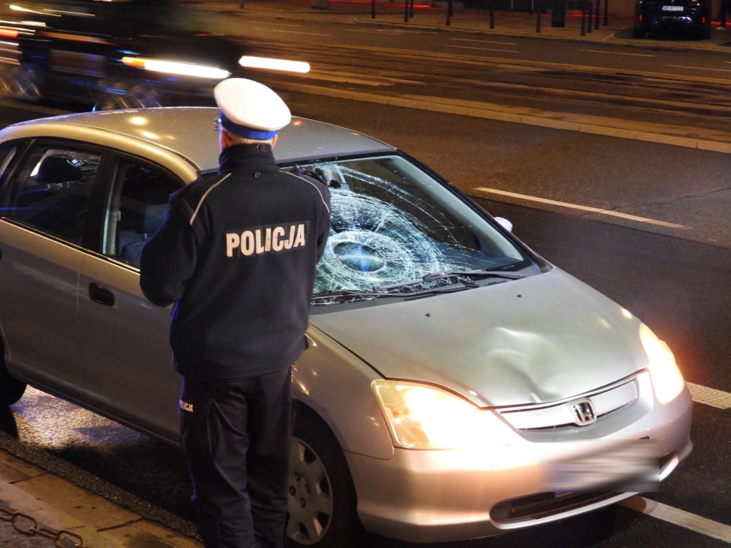 Pijany zmiótł kobietę na pasach i uciekł. Nocny dramat w sercu Warszawy