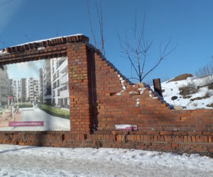 Rozbiórka muru po Tormięsie