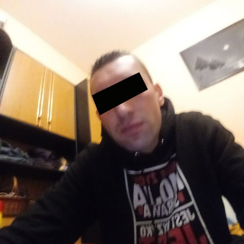 Popchnął ukochaną pod samochód?