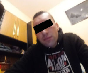 Popchnął ukochaną pod samochód?