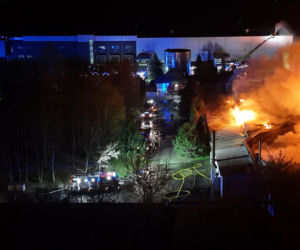 Gigantyczny pożar hal produkcyjnych w Bramkach. W akcji setki strażaków