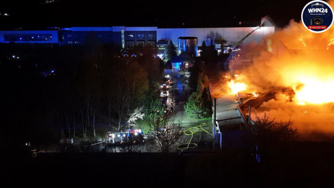 Gigantyczny pożar hal produkcyjnych w Bramkach. W akcji setki strażaków