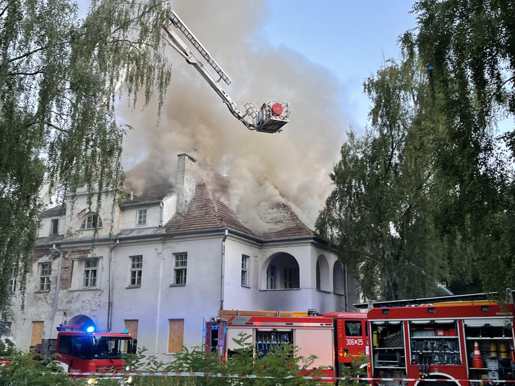 Pożar na Bemowie. Płonie zabytkowa willa. „Musieliśmy ewakuować strażaków”
