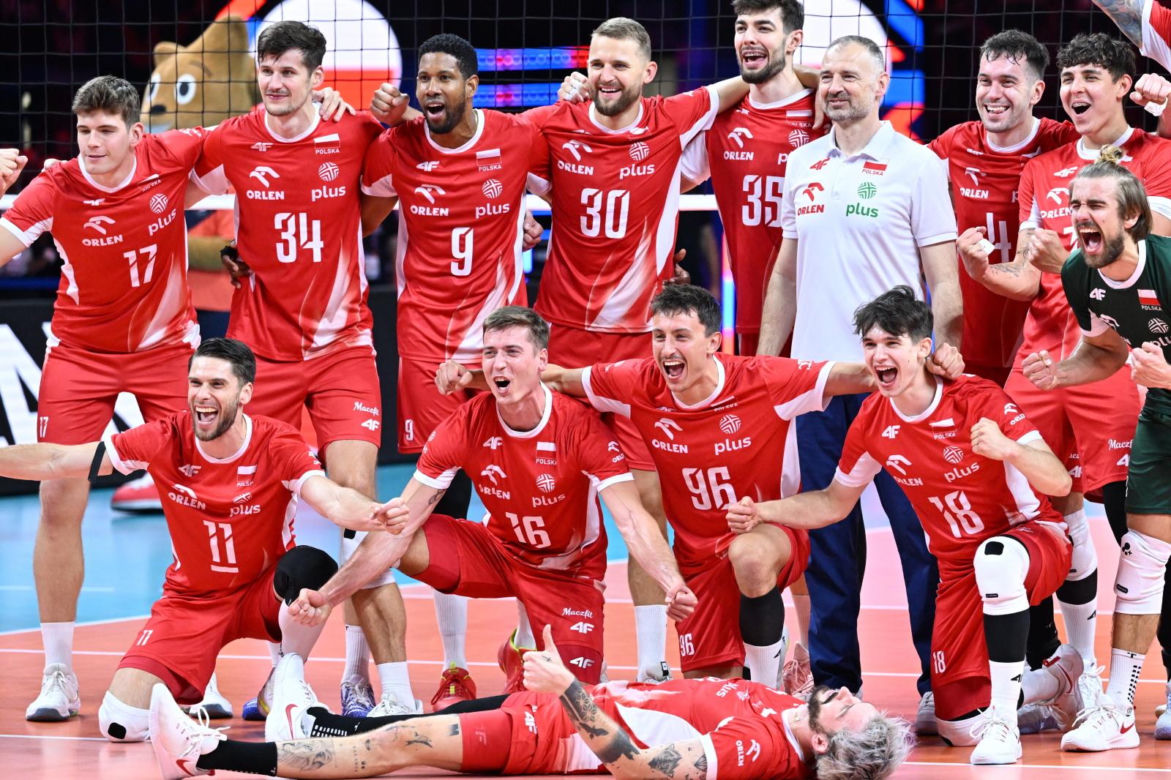 Siatkarze reprezentacji Polski podczas ceremonii dekorcji po meczu finałowym mistrzostw Europy z Francją