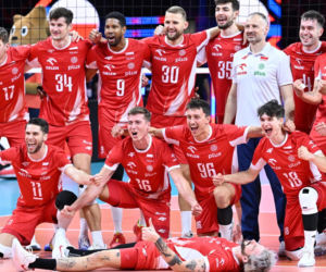 Siatkarze reprezentacji Polski podczas ceremonii dekorcji po meczu finałowym mistrzostw Europy z Francją