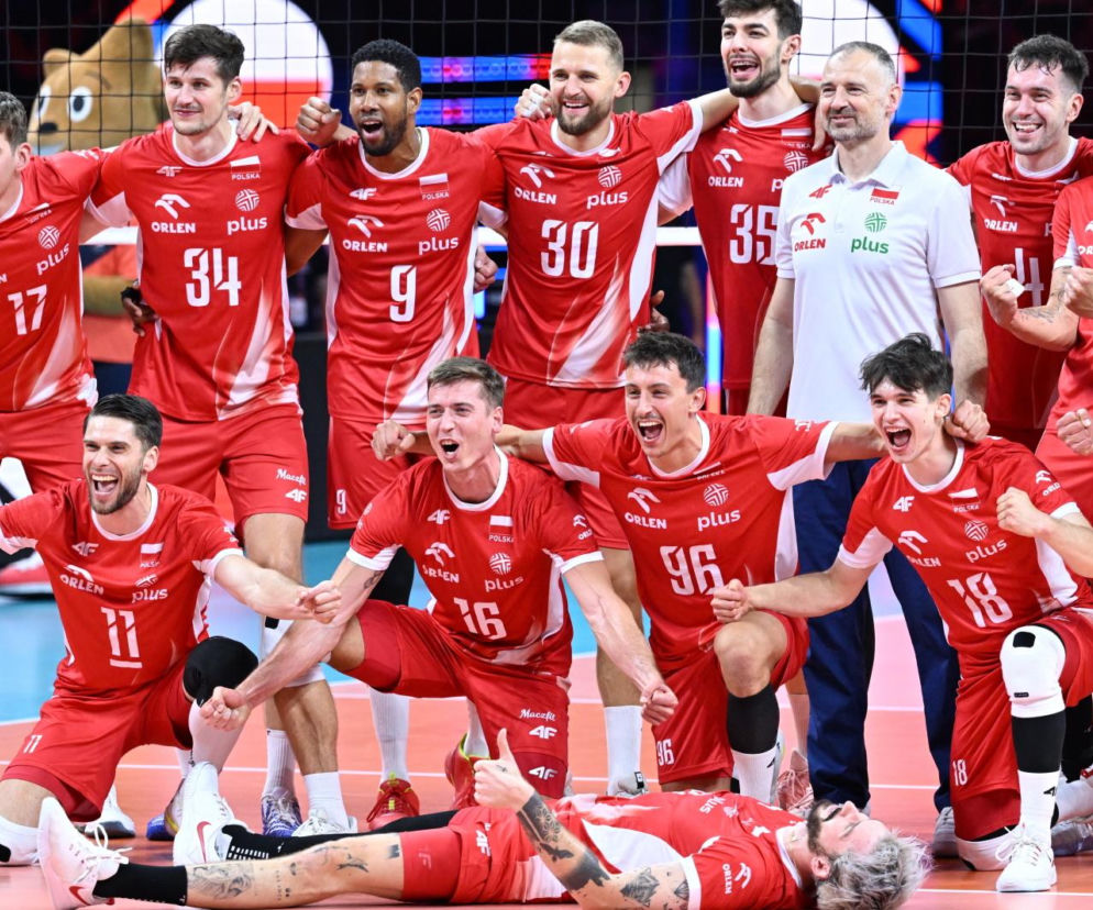 Siatkarze reprezentacji Polski podczas ceremonii dekorcji po meczu finałowym mistrzostw Europy z Francją
