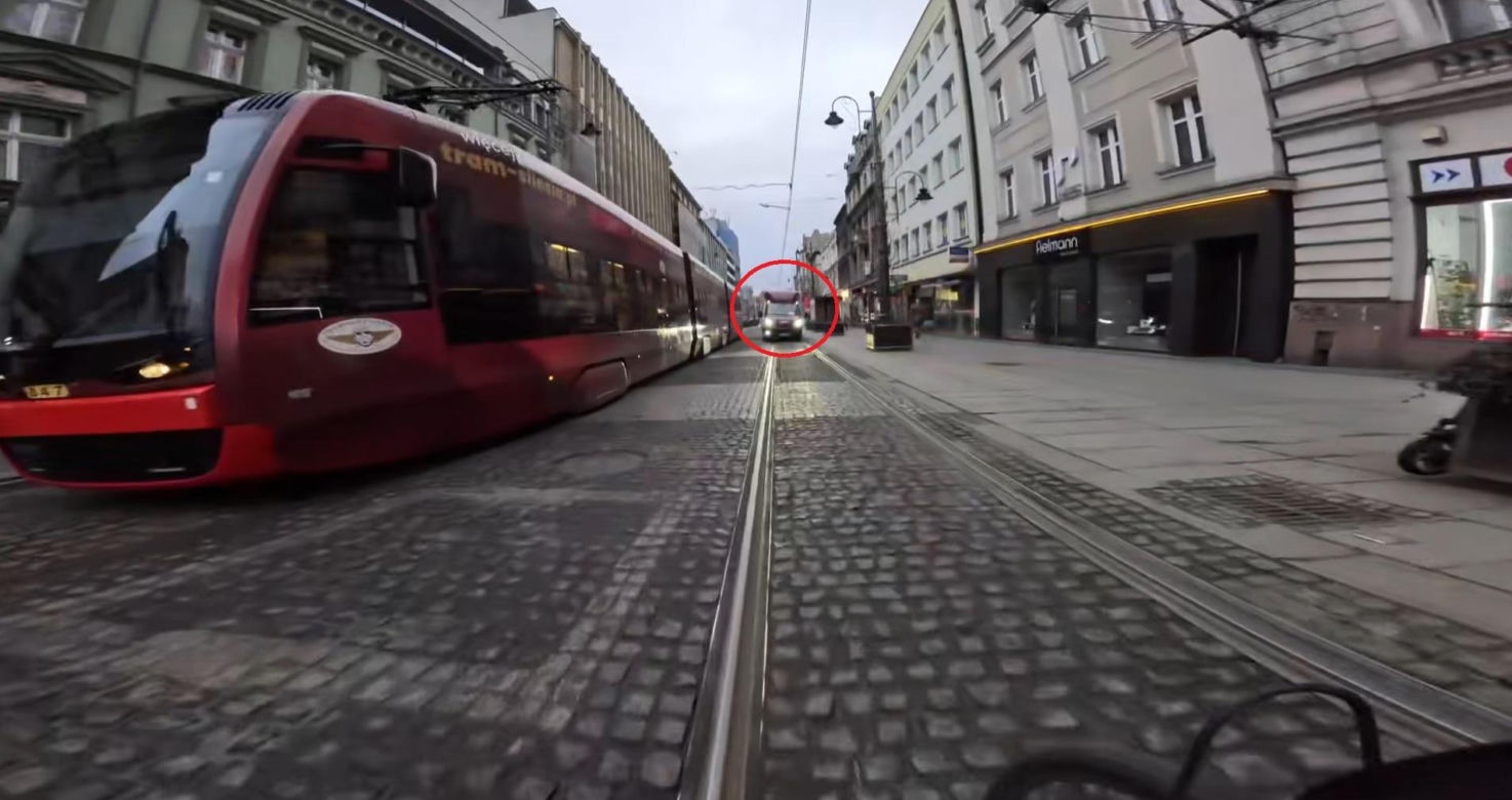 Tym sposobem kierowca wyjechał na czołówkę z rowerzystą